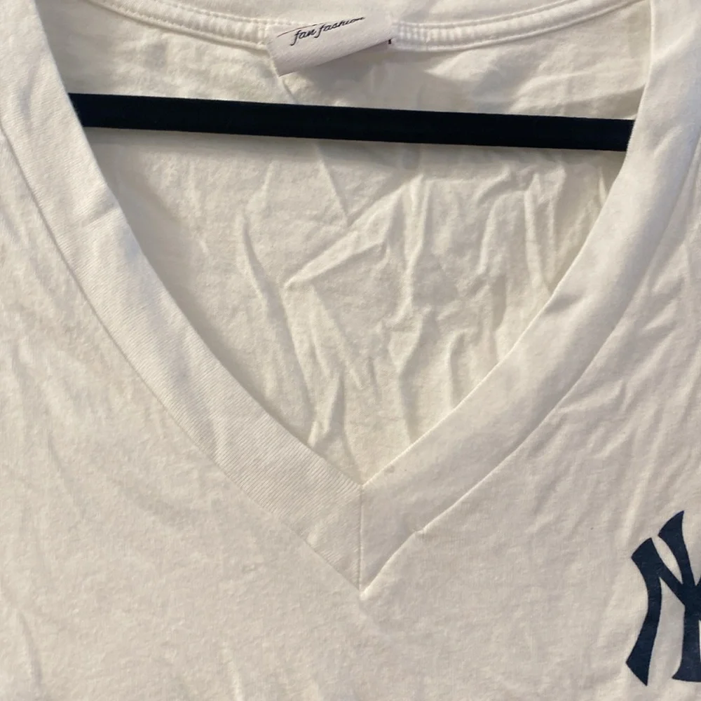 Women’s Yankee’s Tee‎ - Picture 2 of 3